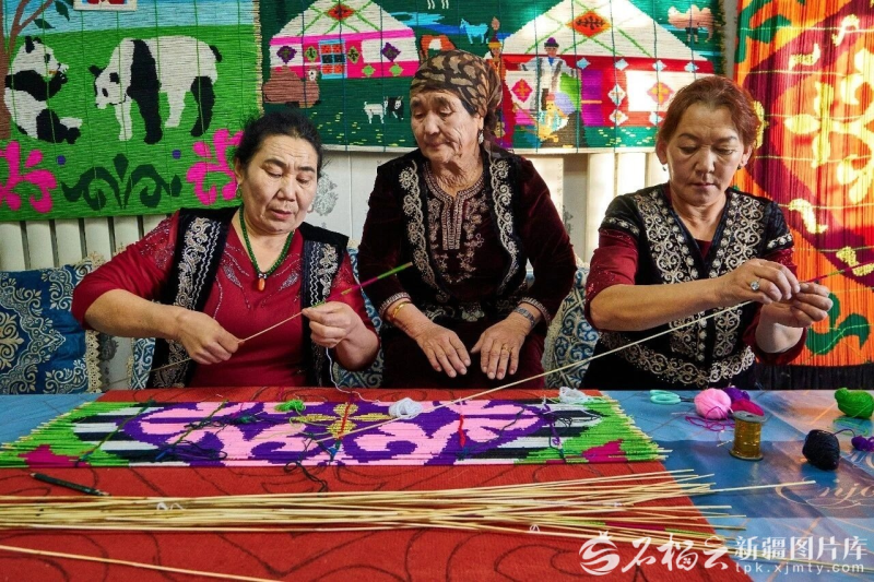 XinjiangUpdates's tweet photo. Serekhan Kakemhaz transforms wild feather grass into art in Xinjiang's Toli County. For 50+ years, the national ICH inheritor has woven colored wool around sun-dried grass stalks, creating baskets and tapestries inspired by grassland life. From supporting her family to teaching 20+ apprentices and livestreaming, she keeps this Kazakh craft alive and thriving. #CulturalXinjiang
https://t.co/ztxrnyGRCq