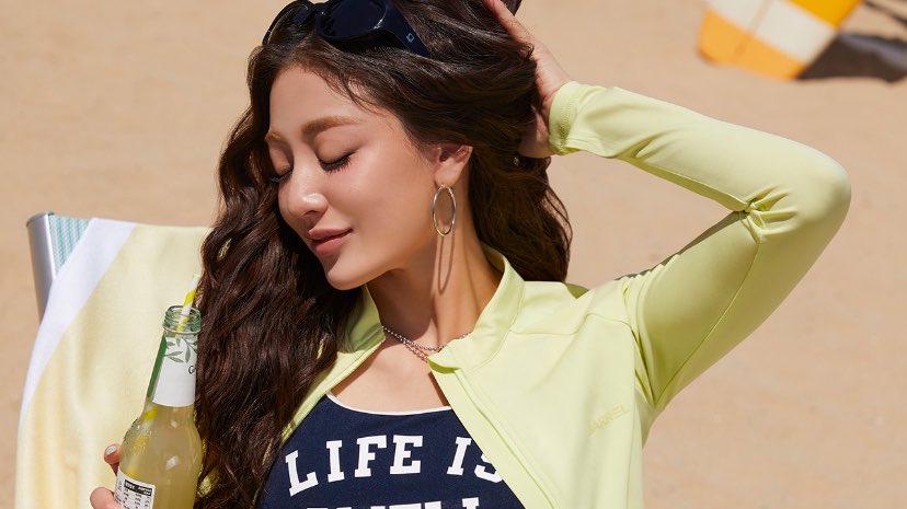 sc_8p1's tweet photo. This kind of vibe really suits Jihyo!
she’s truly the queen of summer~🍉⛱️! https://t.co/9Zdc7uKOgJ