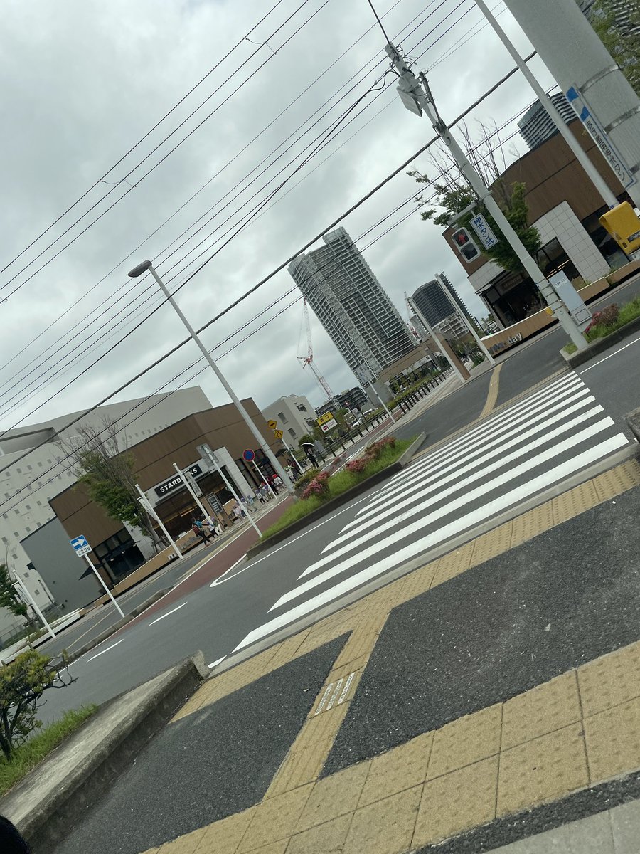 null_FC's tweet photo. おっ、スタバとマックがあって電柱がない街じゃーん
好きなんだよな、スタバとマックがあって電柱がない街 https://t.co/xrJpUvBN6i