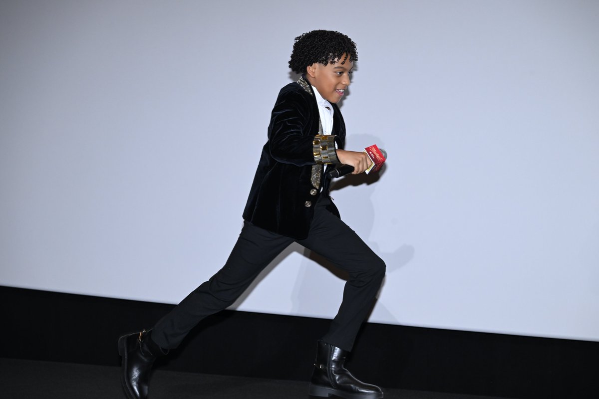 michaelmoviejp's tweet photo. #映画マイケル ジャパンプレミア
舞台挨拶付き上映会🎙️
𝐏𝐇𝐎𝐓𝐎 𝐑𝐄𝐏𝐎𝐑𝐓 𝐕𝐨𝐥.𝟑📸
⠀
「東京がツアー最後の場所になったことは最高の結末」
⠀
🕺主演｜ジャファー・ジャクソン
🕺マイケル幼少期役｜ジュリアーノくん
🕺プロデューサー｜グレアム・キング
⠀
▼イベントレポートはこちら
https://t.co/KqrqEHPB8l
⠀
𝟔月𝟏𝟐日全国公開🎬