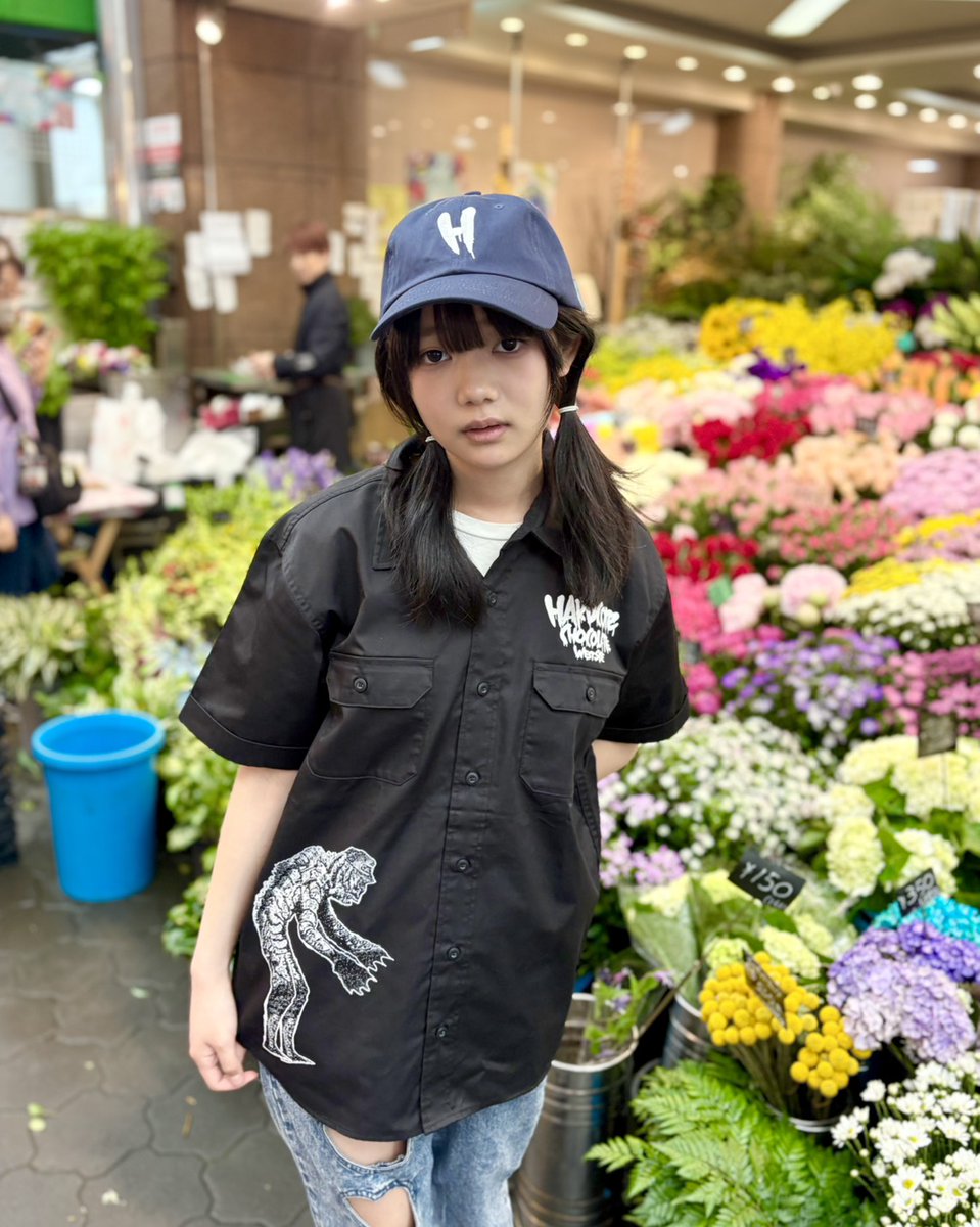 HARDCC's tweet photo. 🍊大阪🍊新作‼️

［Amazon&大阪限定］ブラックラグーン・大阪精肉部ワークシャツ
https://t.co/TTyy6BIBGd

毎年定番中の定番、大人気アイテムとして知られるハードコアチョコレートのワークシャツ。
洗練されたスタイリッシュさと、渋さが多くの人を魅了している。

今年も最高のワークシャツをドロップすべく、デザインを熟考！
久しぶりの復活となる「精肉部」として登場だ！

しかも今回は東京バージョン、大阪バージョンとして二種類を用意。
フロントにはコアチョコのメルティングロゴ、そして右下にはショッパーでお馴染みの半魚人を配置。
これだけでも存在感充分なのに背中に燦然と輝くのは「〇〇精肉部」というゴツい漢字！
これを着て歩いたら道行く人々のドギモを抜くことは間違いない！
世間とのタブーに挑戦し続けるコアチョコならではの言葉のチョイスだ！

ハードコアチョコチョコレート渾身のワークシャツ、マッド・アパレルの面目躍如！選ばれし者の戦闘服、イキれ若者！あがけ中年！イイ女には戦闘服が似合う！街を血で染めろ、今すぐ！
#ハードコアチョコレート大阪
ーーーーーーーーーーーーーーーー
大阪店地図（ローソンの目の前）
https://t.co/I13B078CSb
大阪店LINE（登録しにゃ損）
https://t.co/1OZLhcJ1qY
大阪店PayPay(楽チン買い物)
https://t.co/IzwRYjUV2s
（上記URLはPC非対応です）