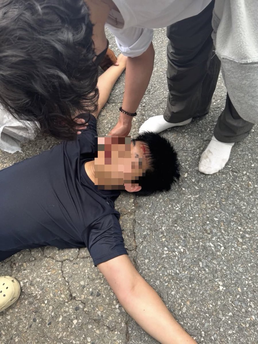 Honesttruthman's tweet photo. 🚨South Korean police stormed the Jamsil polling station without any warrant and beat a brave young Korean who stood firm to defend fair voting.
The very officers paid to protect the people have turned into regime thugs attacking citizens at the ballot box.
This is pure Brownshirts behavior straight out of 1930s Germany where Nazi enforcers crushed dissent to rig power.
Koreans your government just declared open war on its own citizens.
Video from @coollangcer