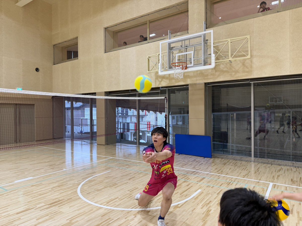 tgb_school's tweet photo. 🐻渋谷区本町CC/定期クラスに #髙島優作 選手が登場し、年長さん〜小学生と盛り上がりました💫

📣告知
6/7(日)渋谷おとなりサンデー
🏐グレベアの選手とバレー体験✨️
🧸小学生・親子参加お待ちしています
https://t.co/52gmsgh9nG
※お問い合わせは直接施設へ🙏

#東京グレートベアーズ
#グレベア https://t.co/3aXR2EKd1G