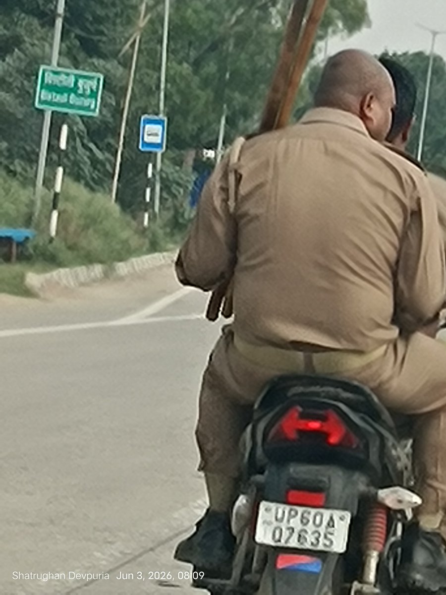 SHATRUGHANDUBE6's tweet photo. @gorakhpurpolice @AdgGkr @uptrafficpolice @Uppolice ऐसे लोगों का चालान होगा कि नहीं । https://t.co/TOsT3SGjNB