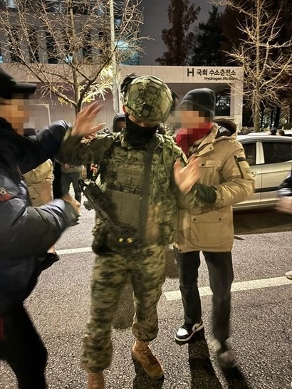Anggelion1's tweet photo. 윤석열 대통령의 계엄군은 시민에게 두들겨 맞아도 물리력을 행사하지 않았습니다. 오늘 경찰은 참정권을 스스로 지키려는 시민들을 강제로 끌어내고 연행하기도 했습니다. https://t.co/ehlTWJXVxh