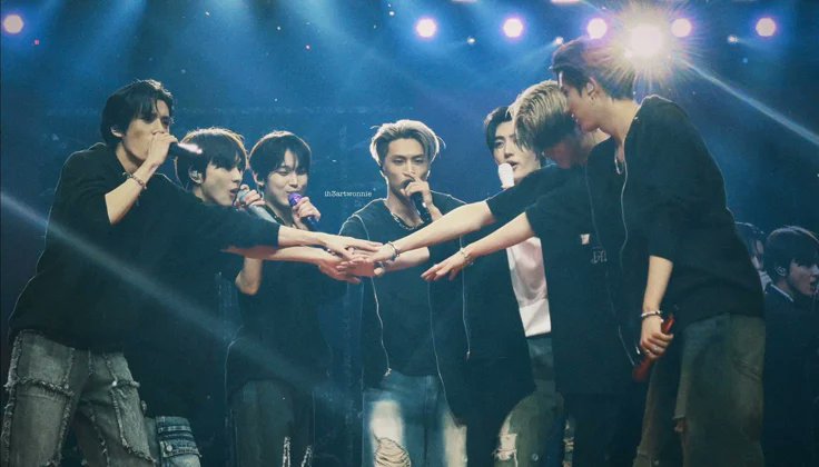 wonxiedan's tweet photo. Las estrellas más bonitas no solo están en el cielo, también lo están arriba del escenario. Qué feliz soy de verlos brillar y hacer lo que aman. Estoy segura de que volverán a brillar juntos y nos encandilarán los ojos 🩵

#BLUE_MOON_SHINES_FOR_SEVEN 
#7_ECHOES_IN_THE_MOONLIGHT https://t.co/lYb4GcT5YJ