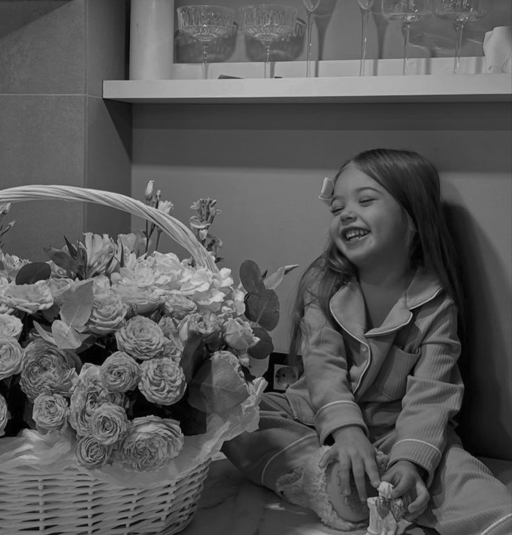 vemondxark's tweet photo. Hoy tocó llenarla de flores a ella. Mi pequeña Eirene siempre se merece lo mejor. 🧸💐 https://t.co/H5h8Kz8X6l