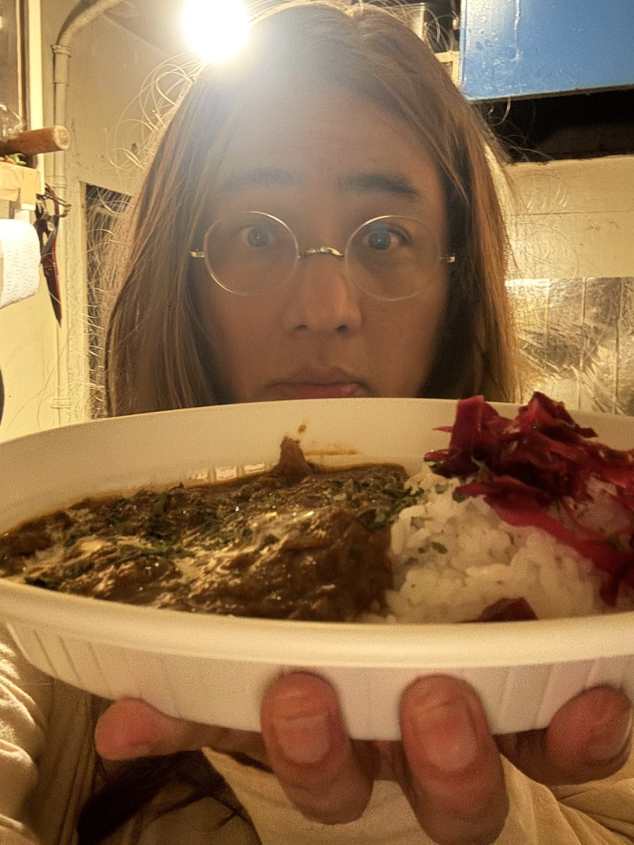 BoGGGeY's tweet photo. その昔、インドカレーがイギリスに渡ってイングランドカレーになり、それが日本に渡って欧風カレーとなったという歴史があるので、実は欧風カレーって日本独自のカレーなんよ。だからイギリスから来たビートルズを日本風にやるボギートルズは欧風カレー！というわけです。 https://t.co/w7N8fTcjhf
