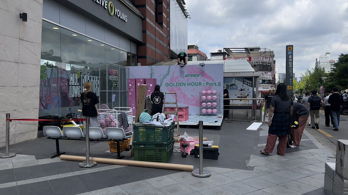 _neko421_'s tweet photo. It’s happening!! #ATEEZ set up in Hongdae https://t.co/EX1958vFw7