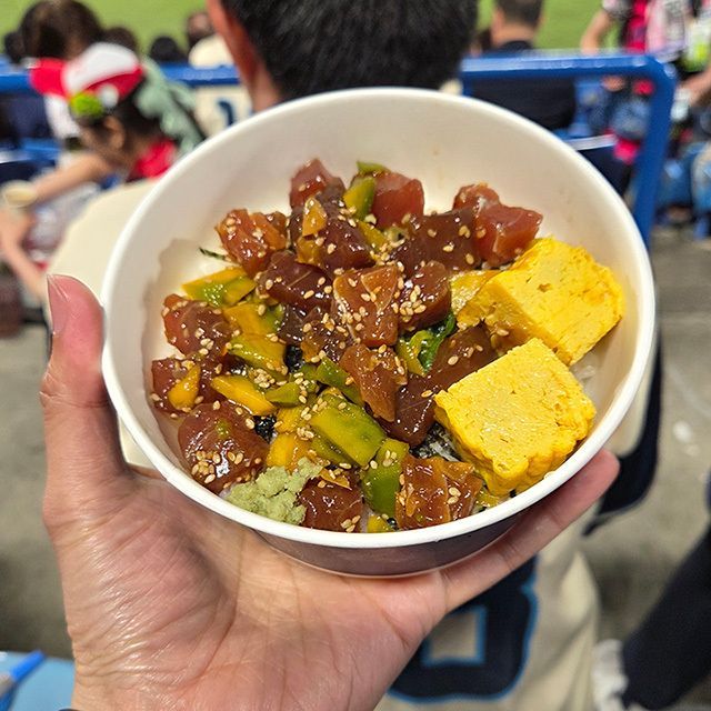 y_mochizuki's tweet photo. 神宮球場でヤクルトスワローズの試合観戦。
ここは近場で行きやすいグルメ球場です。球場グルメ(球場飯)の写真もたくさん撮れました。「ようこそ、神宮は居酒屋」
#手タレ #ハンドモデル #handmodel
#神宮球場 #球場グルメ https://t.co/EYN0BErdmC