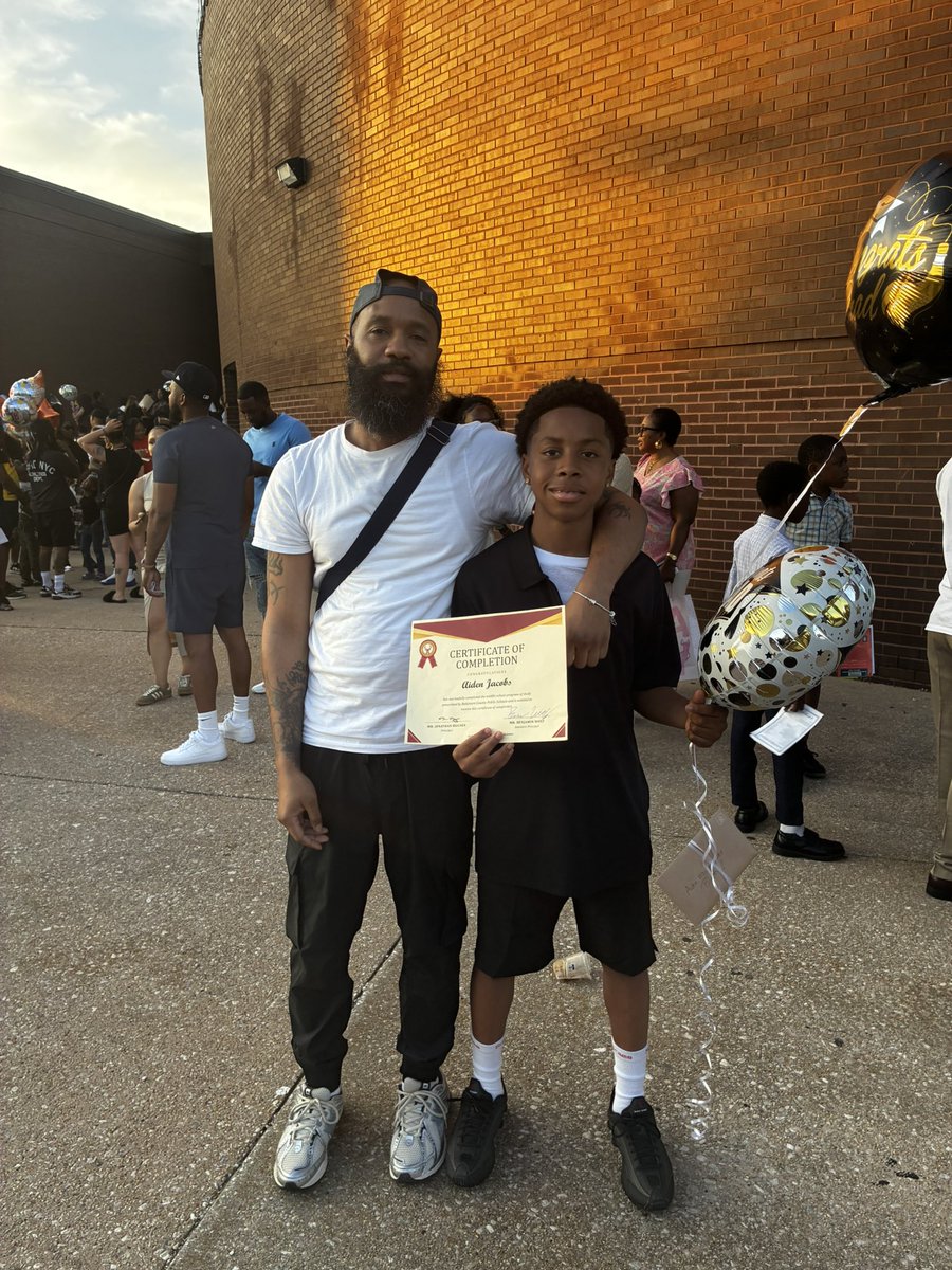 airjacobs's tweet photo. i got a HIGH SCHOOOOLERRR now!!💙😢 https://t.co/pQ0DtlUDZS