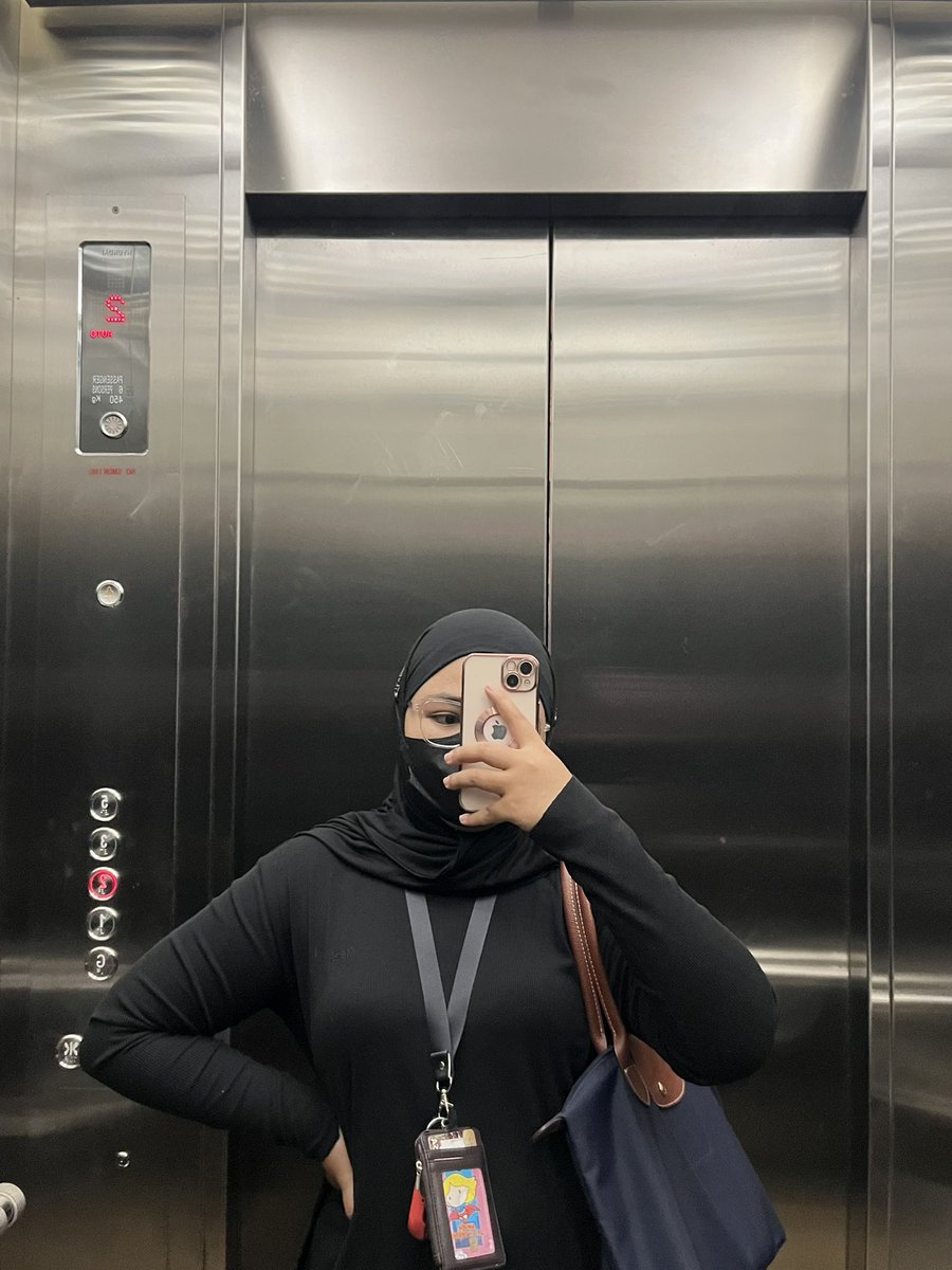notbackbvrner's tweet photo. pagi WNI yang sedang bekerja keras tapi duit pajaknya buat pergi ke Paris https://t.co/ZHx5pZXk2m