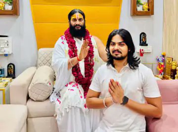 askshivanisahu's tweet photo. अयोध्या के तुलसी उद्यान में एक युवक-युवती घूमने आए थे। अचानक संत वेशधारी 4 युवक पार्क में आए। युवक को पकड़कर पीटने लगे। इसी बीच युवक-युवती मौका पाकर मुख्य गेट की ओर भागे। इस पर चारों युवकों ने उनका पीछा किया। गेट के बाहर सड़क पर युवक को फिर से पकड़ लिया। एक बार फिर से उसको जमकर पीटा। युवक को पिटता देख युवती उससे लिपट गई। इस पर चारों युवकों ने युवती को भी गालियां दीं।

एसपी सिटी चक्रपाणि तिवारी ने बताया कि वीडियो सामने आने के बाद 2 आरोपियों को हिरासत में लेकर पूछताछ की जा रही है। पिटाई करने वाले आरोपियों की पहचान धर्मेंद्र दास और गुणकेश तिवारी के रूप में की गई है। दोनों गोंडा के रहने वाले हैं और अयोध्या में रहकर पढ़ाई की है।