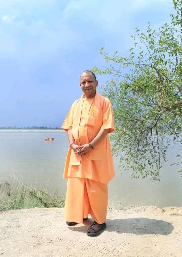 REAL___HINDUVT's tweet photo. जेब में 10 रूपए का पेन, देह पर 1000 के कपड़े, पैर में 500 की चप्पल पहनने वाला मुख्यमंत्री मिला है भाई...❣️

#जन्मदिन_विशेष https://t.co/IDZZ9O3F92