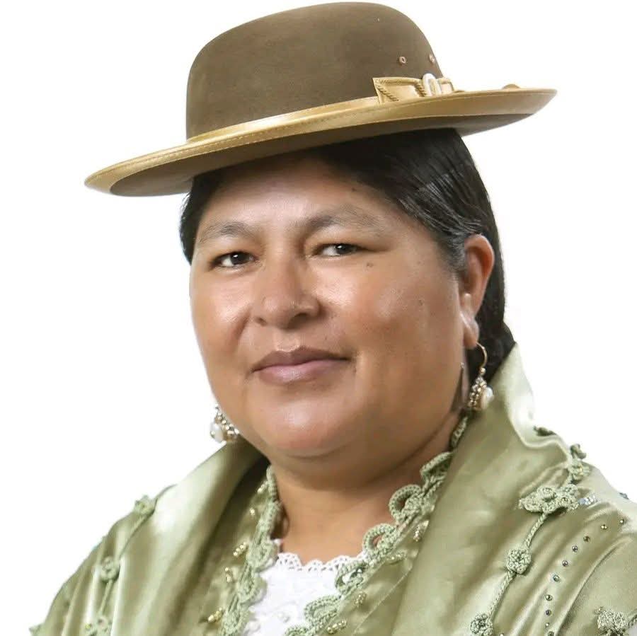 LaKarapancita's tweet photo. Se confirma la APREHENSIÓN de la ex senadora evista Simona Quispe; misma fue identificada organizando diversos puntos de bloqueo en la ciudad de El Alto.

El terrorismo en éste país se paga; aquellos que priven de alimentos, medicamentos y transitabilidad a nuestra gente mediante la violencia... Deben ir presos todos! 🇧🇴