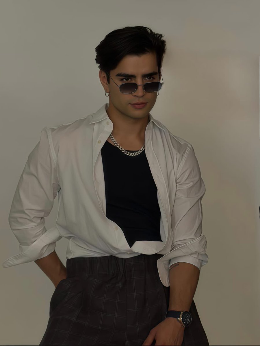 MMercurials's tweet photo. @Jennie81021 Uno para ti pero con lentes oscuros 

AARON MERCURY X CH212
#212CarolinaHerrera https://t.co/WUOPVhAqwE