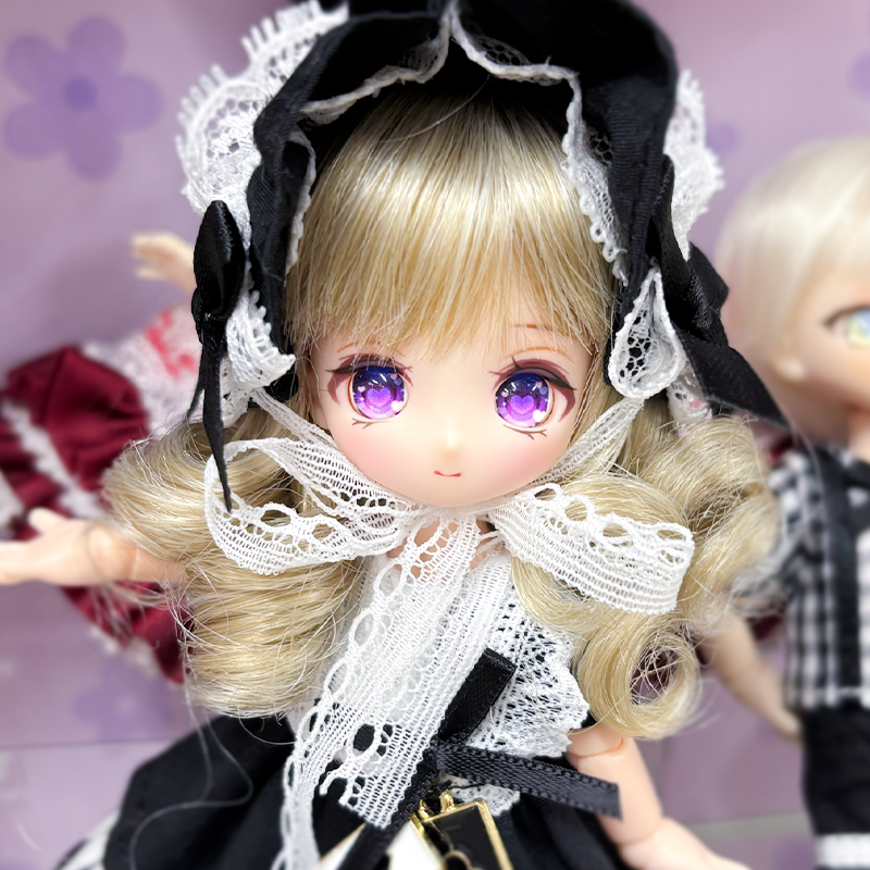 DOLLCExDOLLCE's tweet photo. おはようございます🌞
本日の一枚は「サマールー」ちゃん💜
そしてちょこチク様の1/6サイズドールちゃん向けのアイスが通販でも販売開始となりました🥳
ぜひドールちゃんお気に入りのフレーバーを探してみてくださいね👀✨
本日もDOLLCE秋葉原店は12:00-20:00で元気に営業致します🍀

＃あまむす https://t.co/5u3AxMFQsN