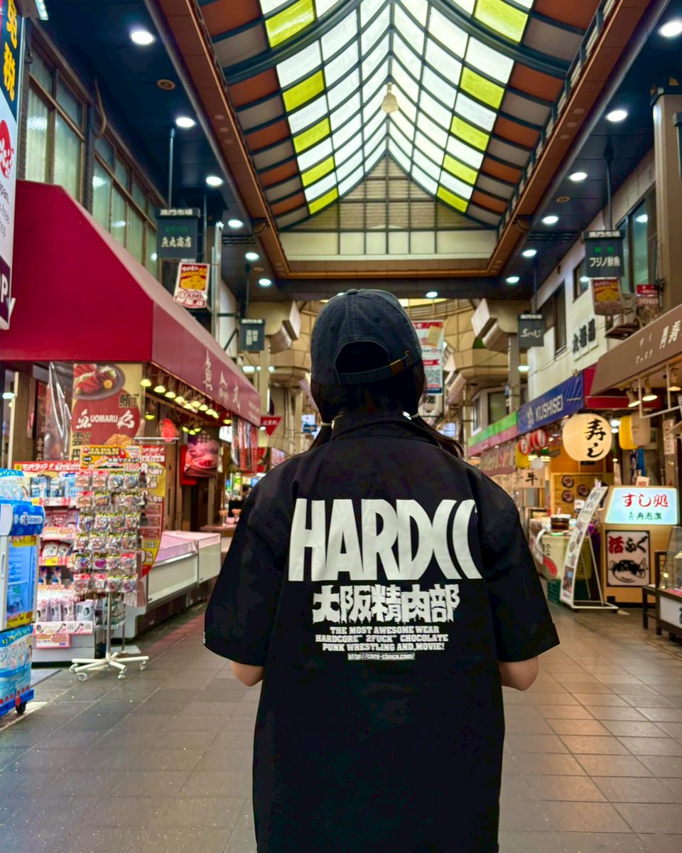 HARDCC's tweet photo. 大阪Ver.はこちらからご注文ドゾ！！💘
［Amazon&大阪限定］ブラックラグーン・大阪精肉部ワークシャツ
https://t.co/TTyy6BIBGd
夏の支度はコアチョコで決まりでしょ！！
🏘ハードコアチョコレートヘッドショップ🏘
〒164-0003 東京都中野区東中野4丁目10−16 クレールOSY 1F
営業時間：12時～19時
電話番号：03-3360-2020
🤘公式通販🤘 https://t.co/aUDqjsziJS
皆様のご来店、ご注文を心よりお待ちしております🙇❣️