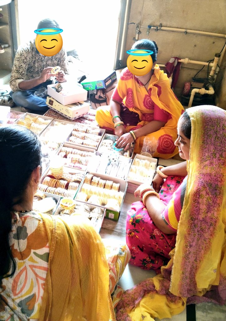 DeenaDeviIND's tweet photo. कल दोपहर की बात है। मम्मी और मासी के लिए चूड़ी वाले घर आए थे। गर्मी बहुत थी, तो मैंने उन्हें पानी दिया। वे थोड़ा हिचकिचाए।

जब मैंने वजह पूछी तो उन्होंने कहा कि कई बार लोग उन्हें पानी देने से पहले उनकी जाति के बारे में सोचते हैं। 

वे गुजरात से हैं और अलग-अलग जगहों पर काम करते हैं, इसलिए ऐसे अनुभव उन्हें अक्सर मिले हैं।

मैंने उनसे कहा कि हमारे घर में ऐसा कोई भेदभाव नहीं है। पुरानी पीढ़ियों की सोच अलग है, लेकिन हमारी पीढ़ी इंसान को उसकी जाति से नहीं, उसके व्यवहार और मेहनत से पहचानना चाहती है।

यह सुनकर उनके चेहरे पर जो सुकून और मुस्कान आई, वह शायद उस ठंडे पानी से भी ज्यादा कीमती थी।

सच तो यह है कि जाति के आधार पर भेदभाव आज भी कहीं न कहीं मौजूद है, बस अब लोग खुलकर नहीं दिखाते।

सवाल बस इतना है — प्यासे इंसान को पानी देने से पहले उसकी जाति देखना क्या सही है?