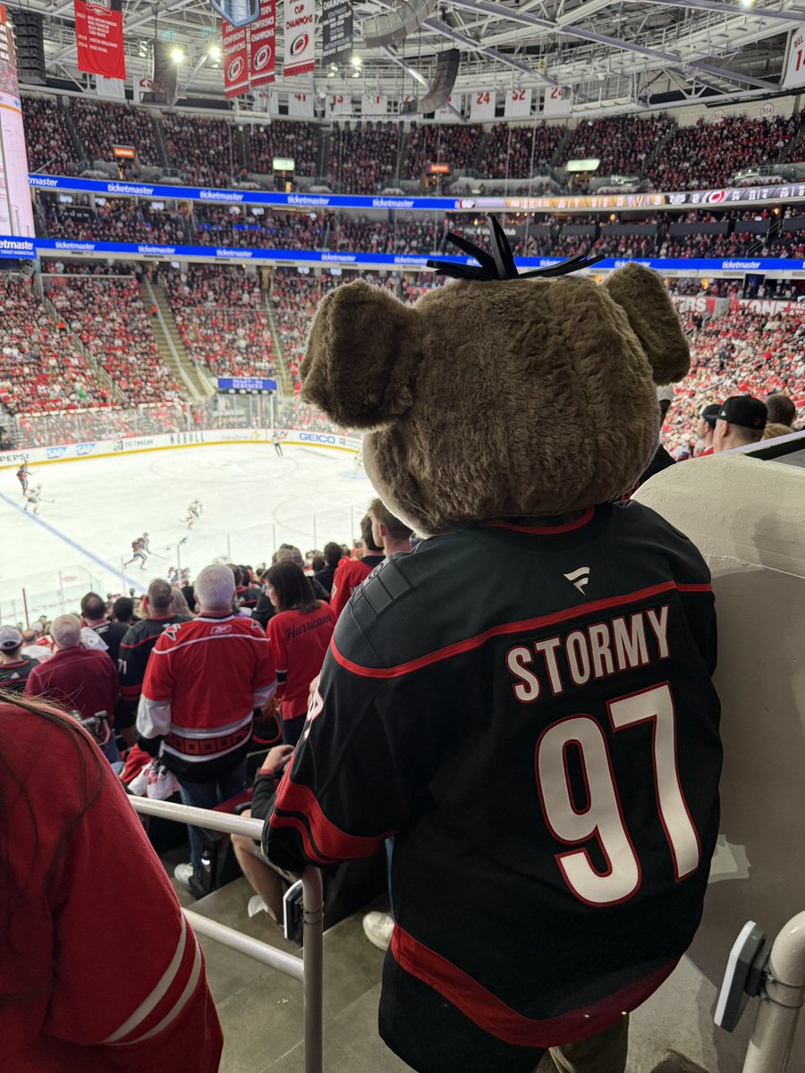 kheadman's tweet photo. @wyshynski #ThatGuy https://t.co/urd00ZLqFI