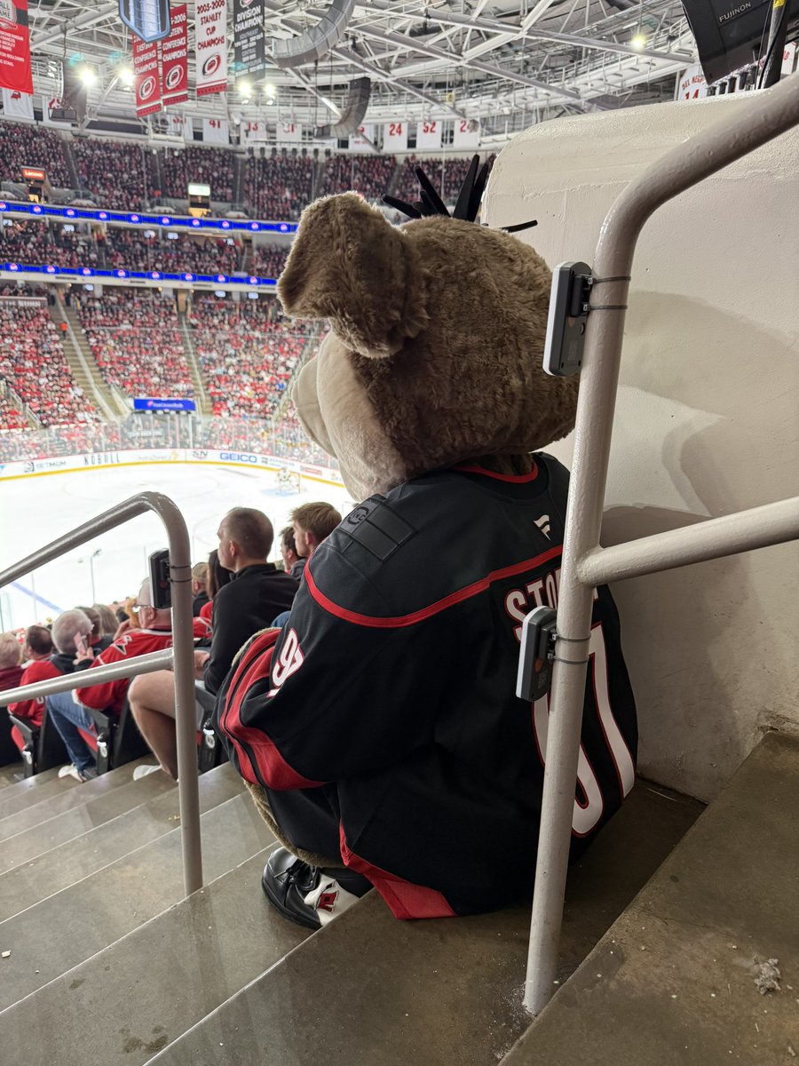 kheadman's tweet photo. @wyshynski #ThatGuy https://t.co/urd00ZLqFI