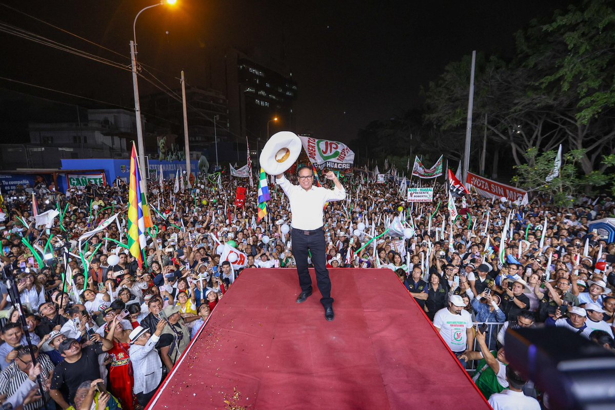 RobertoSanchP's tweet photo. 𝐄𝐍 𝐄𝐒𝐓𝐎𝐒 𝐌𝐎𝐌𝐄𝐍𝐓𝐎𝐒 | Aquí estoy junto a ustedes, hermanos y hermanas. Gracias por el cariño, la confianza y la fuerza que nos transmiten en cada encuentro. Hoy, desde el Campo de Marte, demostramos que cuando el pueblo se une no hay desafío imposible. 
¡Seguimos avanzando Juntos por el Perú! 🇵🇪

#RobertoSanchezPresidente2026 #JuntosPorElPerú #EnVivo #EsperanzaYCambio #VotaJP