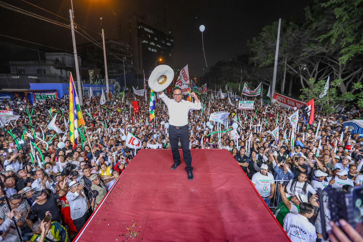 RobertoSanchP's tweet photo. 𝐄𝐍 𝐄𝐒𝐓𝐎𝐒 𝐌𝐎𝐌𝐄𝐍𝐓𝐎𝐒 | Aquí estoy junto a ustedes, hermanos y hermanas. Gracias por el cariño, la confianza y la fuerza que nos transmiten en cada encuentro. Hoy, desde el Campo de Marte, demostramos que cuando el pueblo se une no hay desafío imposible. 
¡Seguimos avanzando Juntos por el Perú! 🇵🇪

#RobertoSanchezPresidente2026 #JuntosPorElPerú #EnVivo #EsperanzaYCambio #VotaJP
