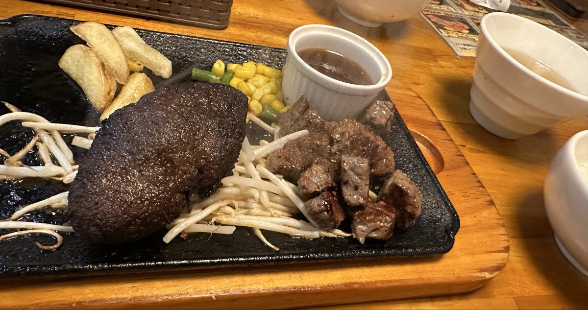 masro_als's tweet photo. 昨日ごはんいったぁー(•'-'•)
ハンバーグ黒いけど、中はちゃんとしてた！最初びっくりしたw
ジャポネソースおいしすぎるお店！ https://t.co/M9BQ0Q9x9O