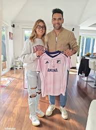 IngridMGalan's tweet photo. Deseo que quienes representan al país entiendan que llevan sobre sus hombros algo más que una camiseta: representan valores.  Colombia merece referentes que unan, que respeten y que contribuyan a una cultura de paz y reconciliación. https://t.co/38KGhohFkk