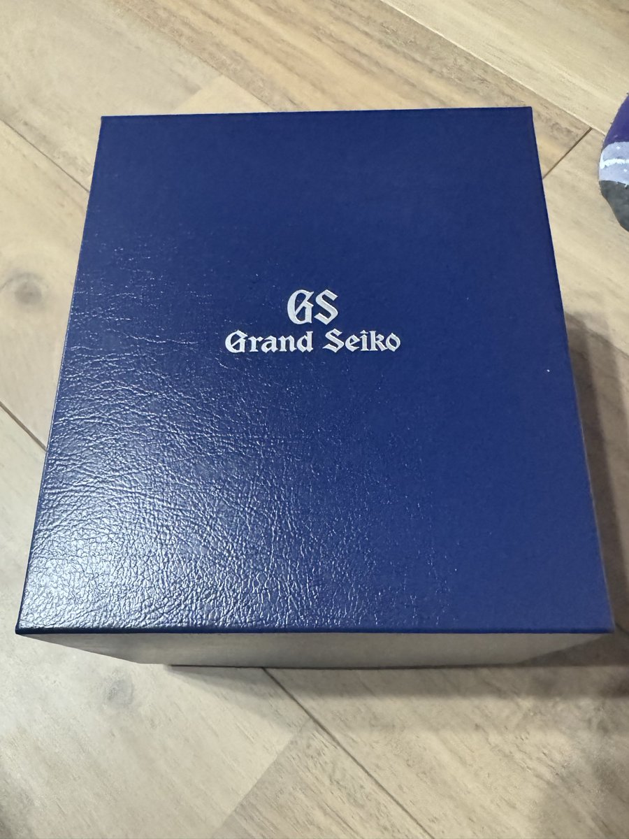 sthttt's tweet photo. グランドセイコー白樺（SLGH005）を購入。

無金利ローンという選択肢もあったけど、今回はクレジットカード一括払いを選んだ。

100万円超えの決済は人生初。
決済ボタンを押す瞬間は少し手が震えた。

購入の決め手は、白樺の文字盤。
写真でも綺麗だったけど、実物を見た時の感動は別格だった。 光の当たり方で表情が変わり、何度見ても飽きない。

昔の自分なら、もったいないと思って買えなかったかもしれない。

でも、資産形成を続けてきて思うのは、お金は増やすことが目的ではなく、人生を豊かにするための手段だということ。

普段はオルカンを淡々と積み上げる。
無駄遣いはしない。
だけど、本当に欲しいと思ったものには気持ちよくお金を使う。

「使うために増やす」

そんなことを改めて感じた買い物だった。

これから何十年も一緒に時を刻んでいく相棒です。

#資産形成
#オルカン
#インデックス投資
#グランドセイコー
#白樺