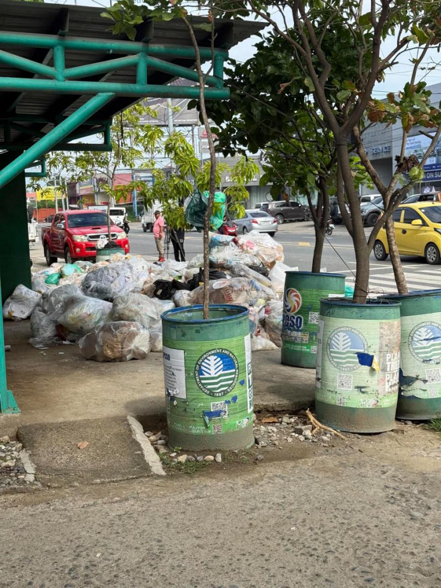 News5PH's tweet photo. TAMBAK NA BASURA SA DENR XI KASUNOD NG UTOS NI MAYOR BASTE

Tambak ang basura sa labas ng tanggapan ng Department of Environment and Natural Resources (DENR) Region 11 kasunod ng pahayag ni Davao City Mayor Baste Duterte na gawin itong garbage collection point.

Nag-ugat ang utos nang ipasara ng DENR XI ang gumuhong New Carmen Sanitary landfill na ikinasawi ng ilang residente kamakailan at nagresulta naman sa problema sa basura sa lungsod.

“To manage waste collection moving forward, we have identified additional collection points, including one in front of the DENR XI office, so they can personally appreciate the volume of garbage that accumulates when an essential public service is halted indefinitely,” naunang pahayag ni Mayor Baste sa kanyang Facebook post. | via Bryll Montalvo