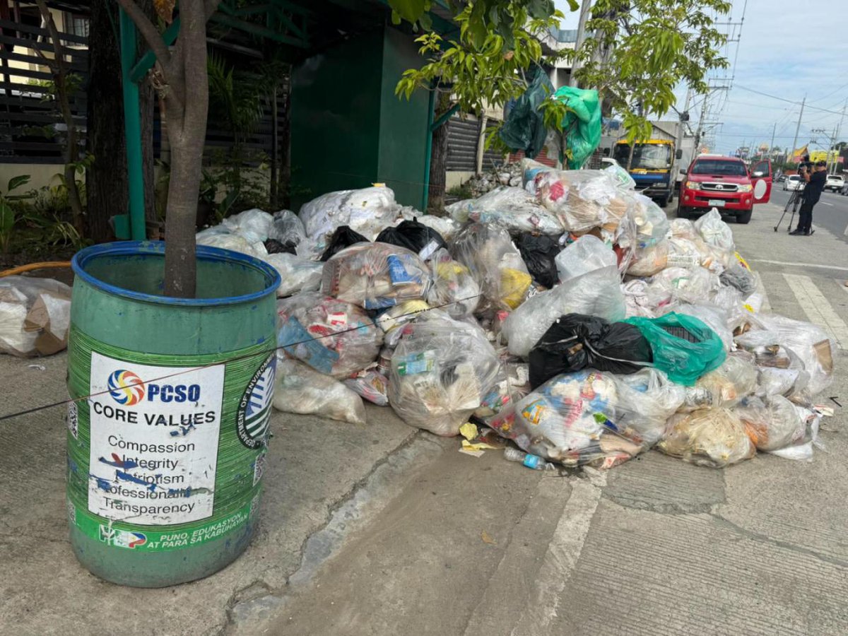 News5PH's tweet photo. TAMBAK NA BASURA SA DENR XI KASUNOD NG UTOS NI MAYOR BASTE

Tambak ang basura sa labas ng tanggapan ng Department of Environment and Natural Resources (DENR) Region 11 kasunod ng pahayag ni Davao City Mayor Baste Duterte na gawin itong garbage collection point.

Nag-ugat ang utos nang ipasara ng DENR XI ang gumuhong New Carmen Sanitary landfill na ikinasawi ng ilang residente kamakailan at nagresulta naman sa problema sa basura sa lungsod.

“To manage waste collection moving forward, we have identified additional collection points, including one in front of the DENR XI office, so they can personally appreciate the volume of garbage that accumulates when an essential public service is halted indefinitely,” naunang pahayag ni Mayor Baste sa kanyang Facebook post. | via Bryll Montalvo