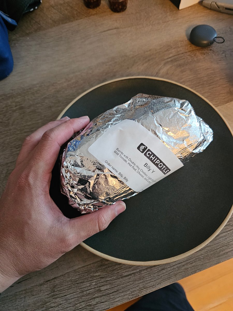 billyisyoung's tweet photo. ordered chipotle delivery for the first time today cus i was like "lemme treat myself", absolutely awful experience how do people live like this

- paid for double chicken, YET THE BURRITO WAS LIKE 60% OF A REGULAR BURRITO
- took 1h for initial est. 40min
- i was like stuck not able to commit to any meaningful task while waiting
- delivery via doordash not synced in the chipotle app
- complained in the app, and the chatbot was like "noted, ok bye"