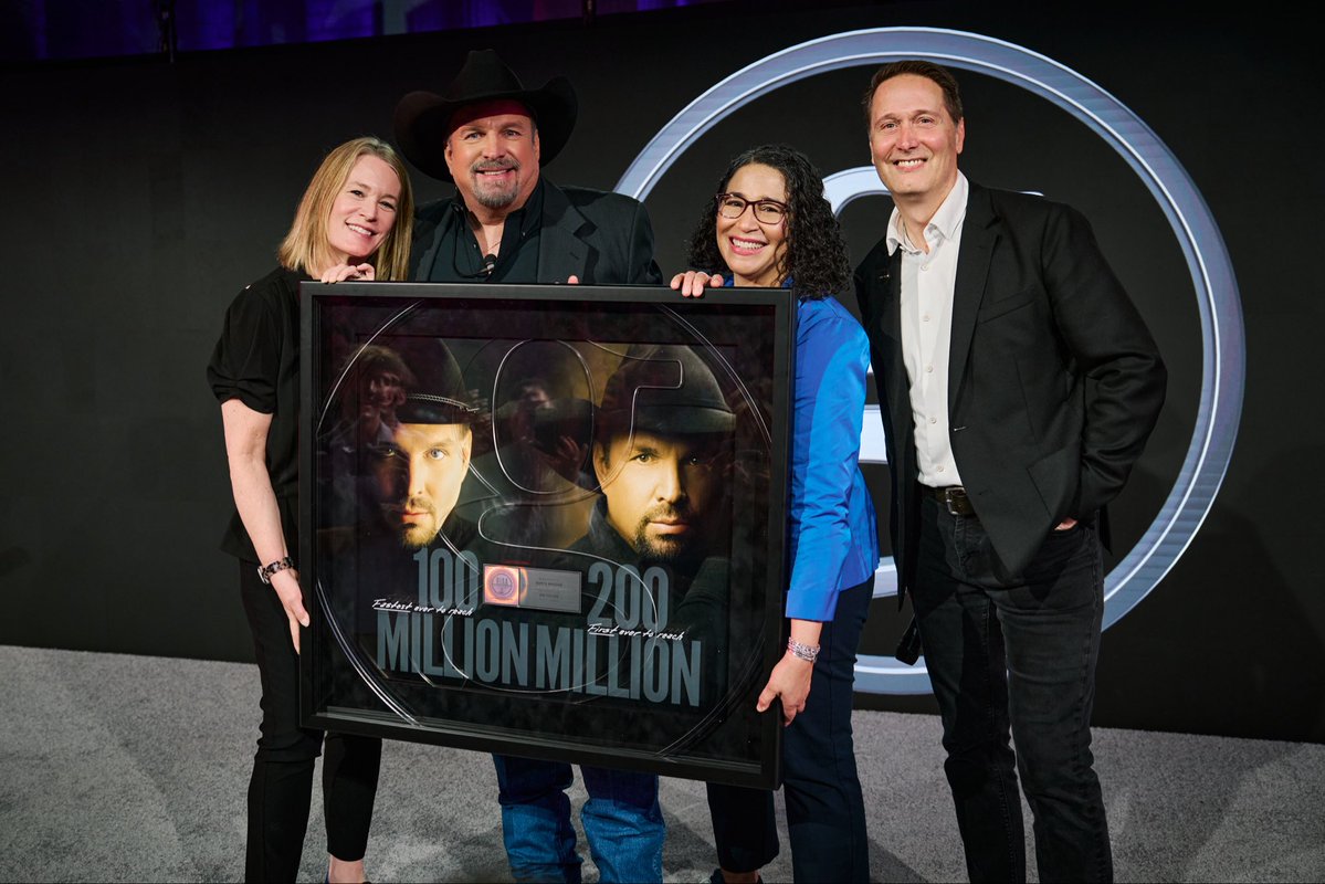 garthbrooks's tweet photo. This is for Country Music, Country Radio, and the Country Music audience. Thank you for my life! love, g https://t.co/6Hc4MVHr4I