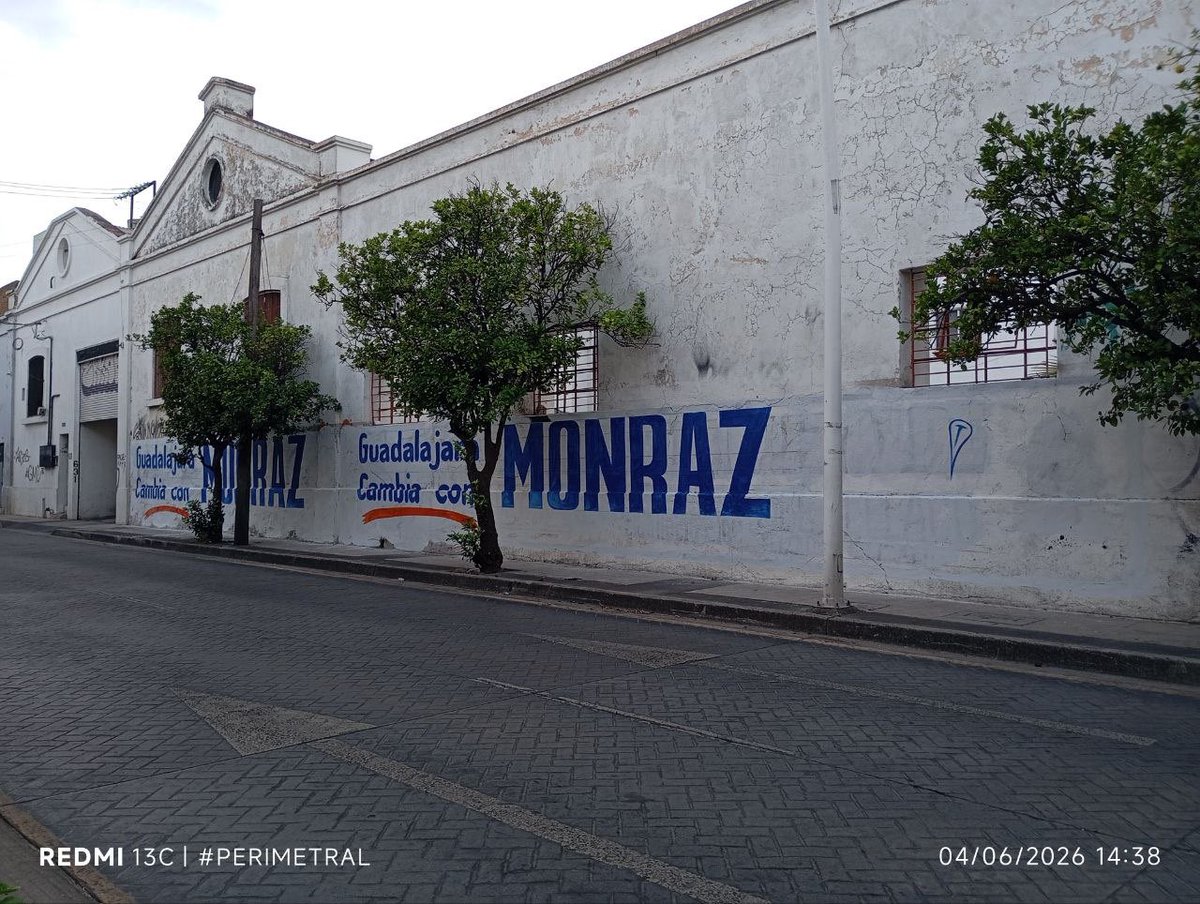 jadercv's tweet photo. En actos anticipados de campaña y proselitismo mediocre @MonrazDiego pinta la barda de mi casa sin permiso. 
¿Qué harán? @iepcjalisco @PRamirezHohne @AccionNacional @MovCiudadanoJal porque el funcionario no se está quieto. Rayar paredes sin permiso @VeroDelgadilloG ofende ¿no? https://t.co/RKmRlSZNRE