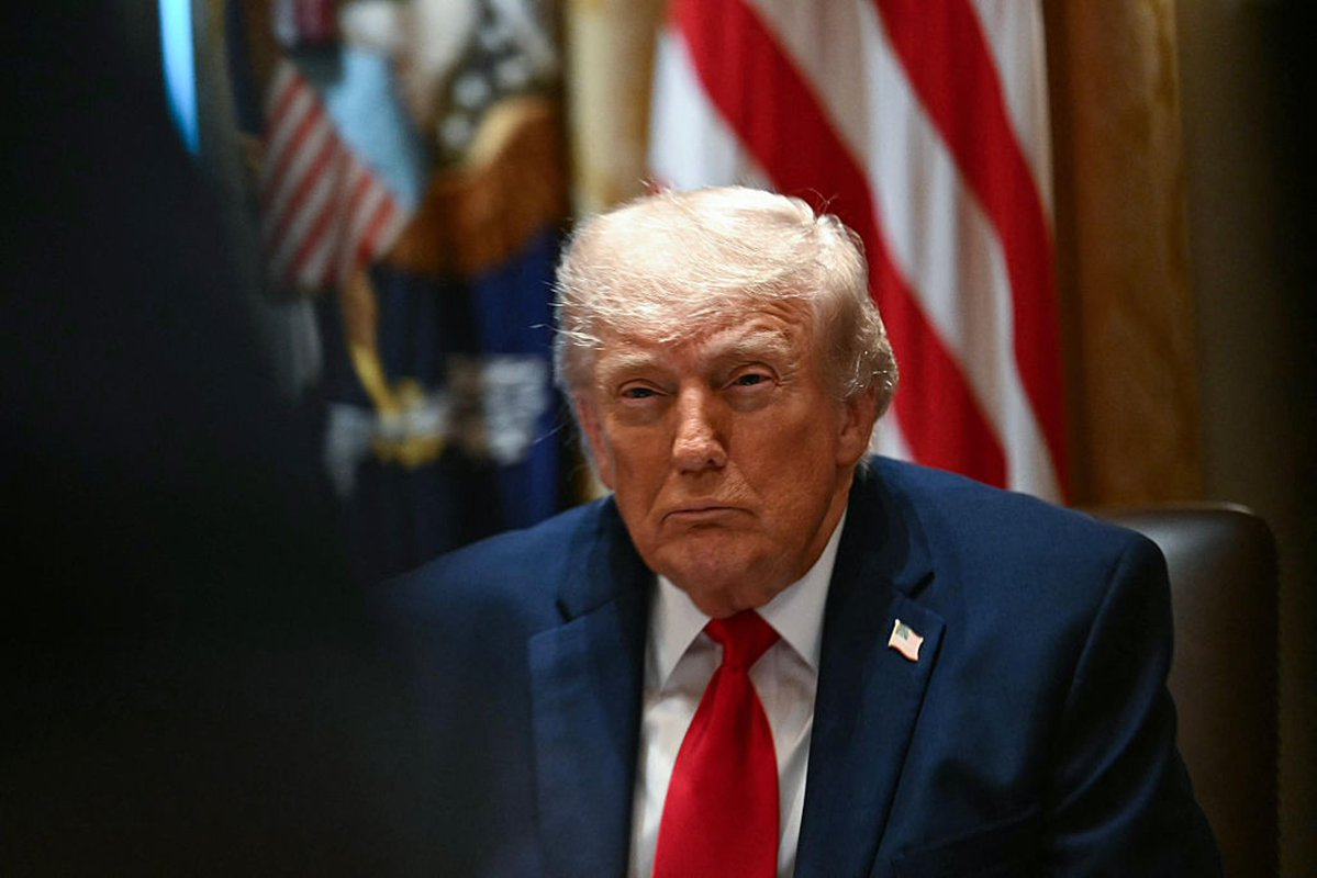 LucasSa56947288's tweet photo. WOW! The Kennedy Center is beginning the process of removing references to Donald Trump — a week after a federal judge ruled that his name had been illegally added to the performing arts center.

Who agrees with this move? ✋🏾 https://t.co/Q5PMUt7ooM