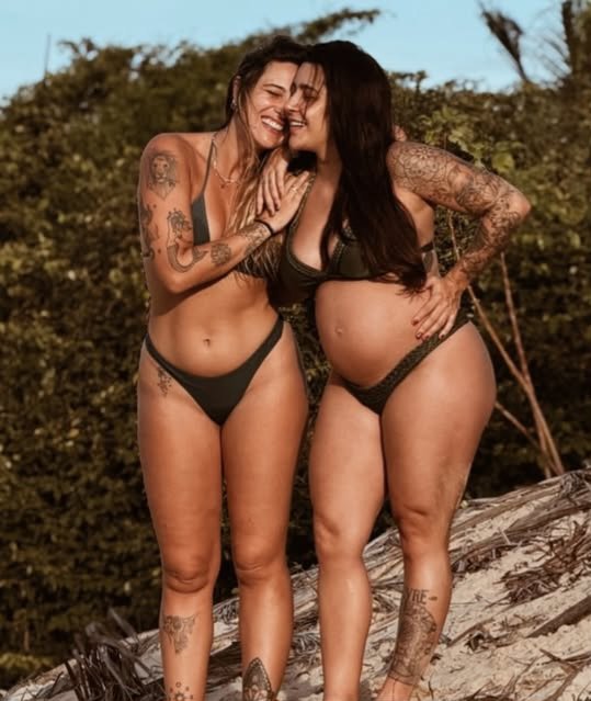 isacomenttsx's tweet photo. O nível de perfeição das fotos que elas tiram e não vai pro feed... EU JUROOOO https://t.co/ctVHKY0n7y