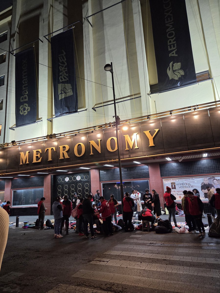 Monsheerry's tweet photo. @metronomy in México City 😍✨️ https://t.co/zJWvonvGgg