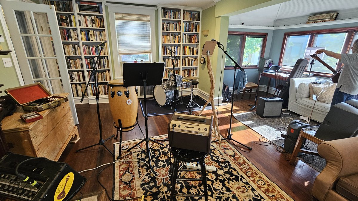 jamesbmeigs's tweet photo. I love it when my living room looks like this... https://t.co/NtQyJJ2i1Z
