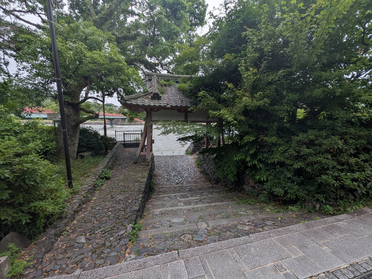 etpnsk's tweet photo. 増水のため部長失格も滝先生に話す相談もできません
#ユーフォ最終楽章 https://t.co/RSeB25xlUG