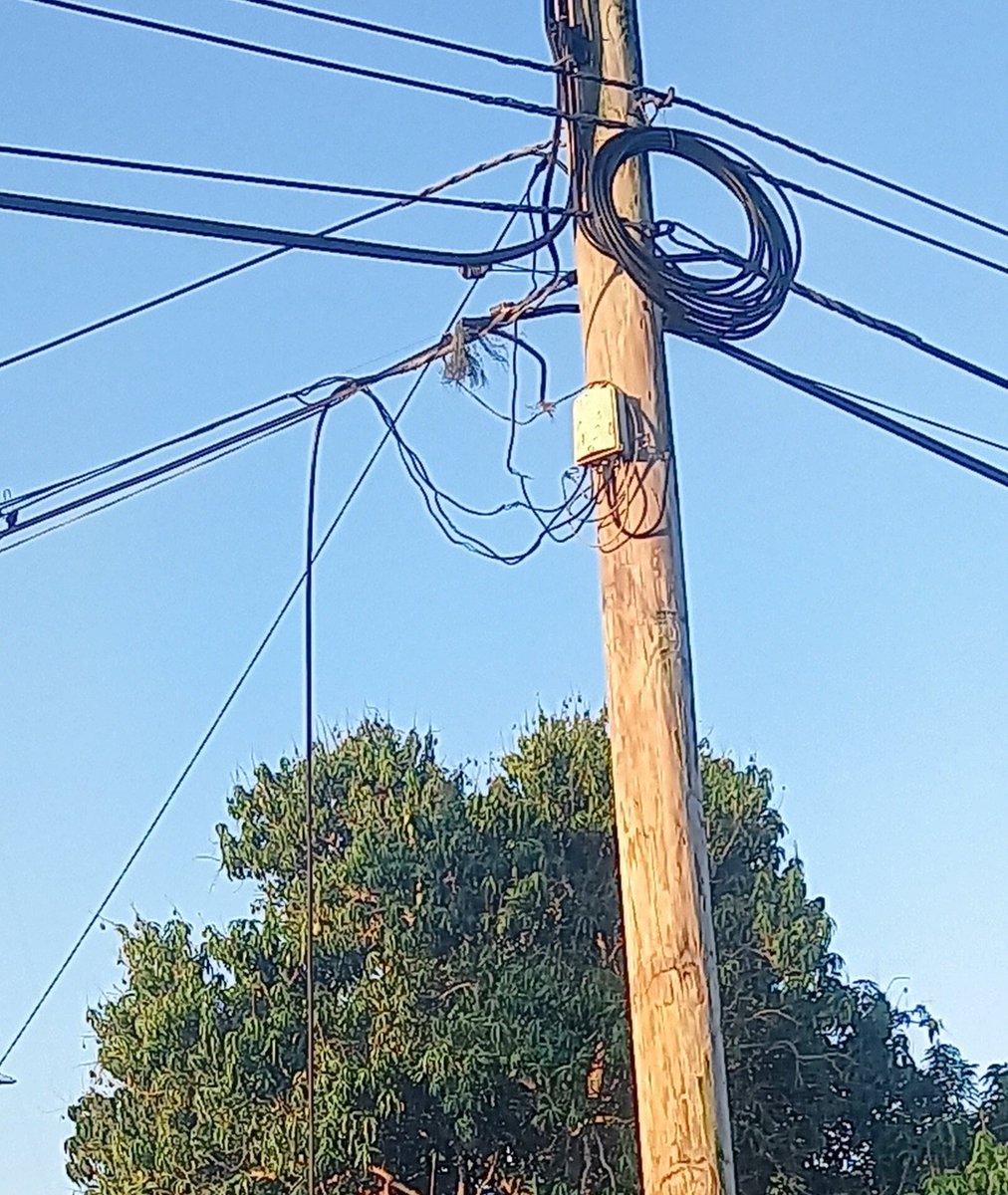 LisetD84's tweet photo. 📢 Cortes de cables, hurtos y daños 📵
👉 afectan las redes de  Telecomunicaciones y a miles de personas.🚨 ¡No lo ignores!
👀 Denuncia actividad sospechosa en tu comunidad 👮‍♂️‼️#ProtegeLasRedes #EtecsaConCuba 💙🇨🇺 https://t.co/5wAENS408t