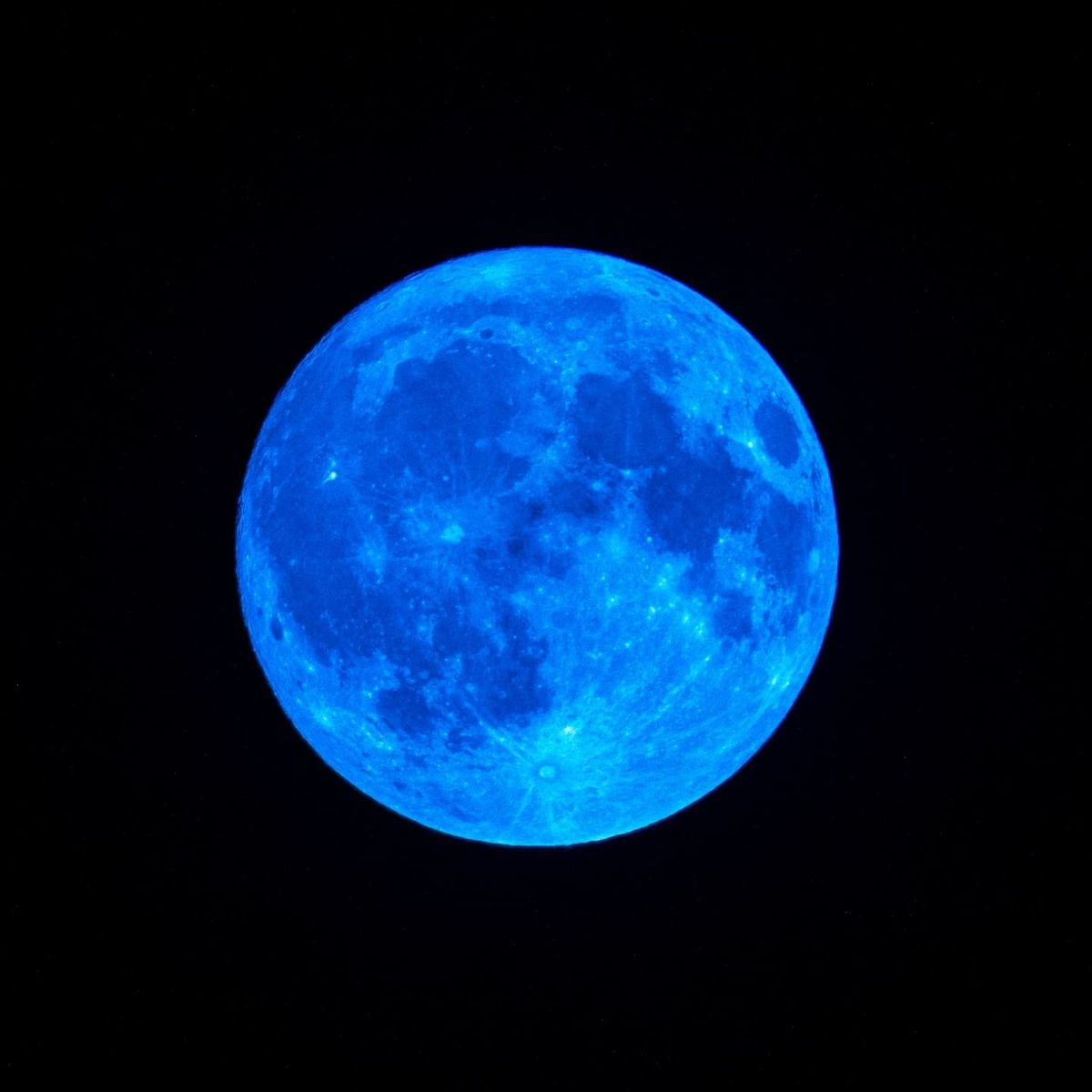 hpc423's tweet photo. Once in a blue moon... https://t.co/QjujSUCnR7