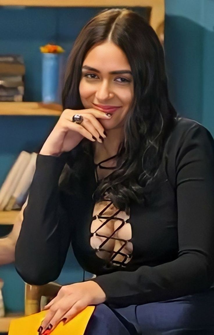GlamButy's tweet photo. #MrunalThakur #PoojaHegde
Beauties of #HaiJawaniTohIshqHonaHai
Wallpaper 20 https://t.co/4HFkQNdhlJ