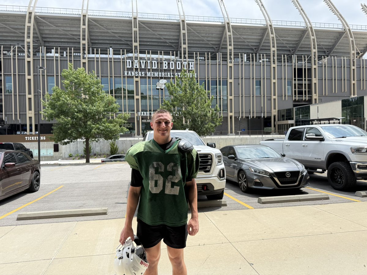 CalebHolle's tweet photo. Working  with @Coach_JoeDineen and @CoachPanagos at Kansas prospect camp! Go Hawks! 

@_CoachNutt @CoachTEverett @CoachGRichDL @anderson50isaac @CoachHarrisonFU @Coach_JL51 @CoachBuddyWyatt https://t.co/g72vut6QFB