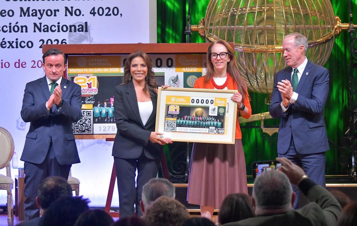 Foro21's tweet photo. 🚨 TRADICIÓN Y PASIÓN: DEDICA LOTERÍA NACIONAL BILLETE CONMEMORATIVO A LA SELECCIÓN MEXICANA MUNDIALISTA

Presentan el billete del Sorteo Mayor No. 4020 en el Teatro de la Lotería Nacional junto a directivos de la FMF y autoridades federales. 🏛️⚽ Puntos clave:

🔹 Homenaje al Tri: La titular @OliviaSalomonV  afirmó que la emisión reconoce los años de disciplina, esfuerzo y sacrificio del representativo nacional. 
🔹 Cita histórica: El Comisionado de la FMF, Mikel Arriola, recordó que México será el primer país en albergar tres mundiales y el juego inaugural será el más visto. 
🔹 Mundial Social: @GabyCuevas  resaltó que la Copa 2026 busca fortalecer comunidad mediante la Copa Escolar, activando a 1.2 millones de jóvenes. 
🔹 El premio: El sorteo va por 21 mdp como Premio Mayor el martes 14 de julio a las 20:00 hrs por plataformas institucionales.

🔗 Compra tu cachito y lee los pormenores de la foto oficial aquí:  https://t.co/mNnEHNynWl

#Foro21 #LoteríaNacional #FMF #Mundial2026 #ClaudiaSheinbaum #ÚltimaHora