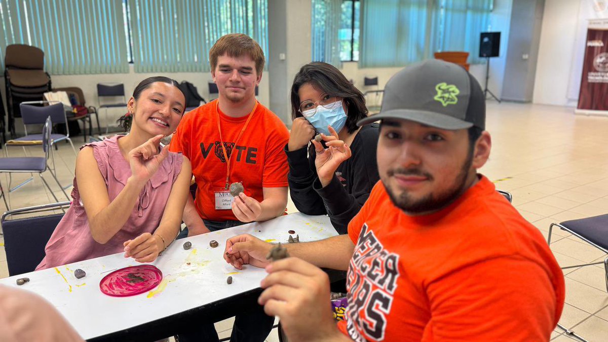 SoyUTIM's tweet photo. 🤝 Intercambio Cultural UTIM x Mercer University 🇺🇸🇲🇽  

Estudiantes de Mercer vivieron la tradición mexicana en nuestro Taller de Cartonería y Barro Policromado 🏺🖌️  
Arte, aprendizaje y lazos que cruzan fronteras.

#PorAmorALaUTIM #UTIM https://t.co/C1Fb5EUTTF