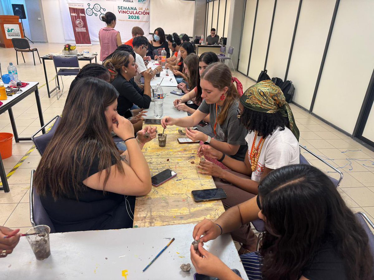 SoyUTIM's tweet photo. 🤝 Intercambio Cultural UTIM x Mercer University 🇺🇸🇲🇽  

Estudiantes de Mercer vivieron la tradición mexicana en nuestro Taller de Cartonería y Barro Policromado 🏺🖌️  
Arte, aprendizaje y lazos que cruzan fronteras.

#PorAmorALaUTIM #UTIM https://t.co/C1Fb5EUTTF