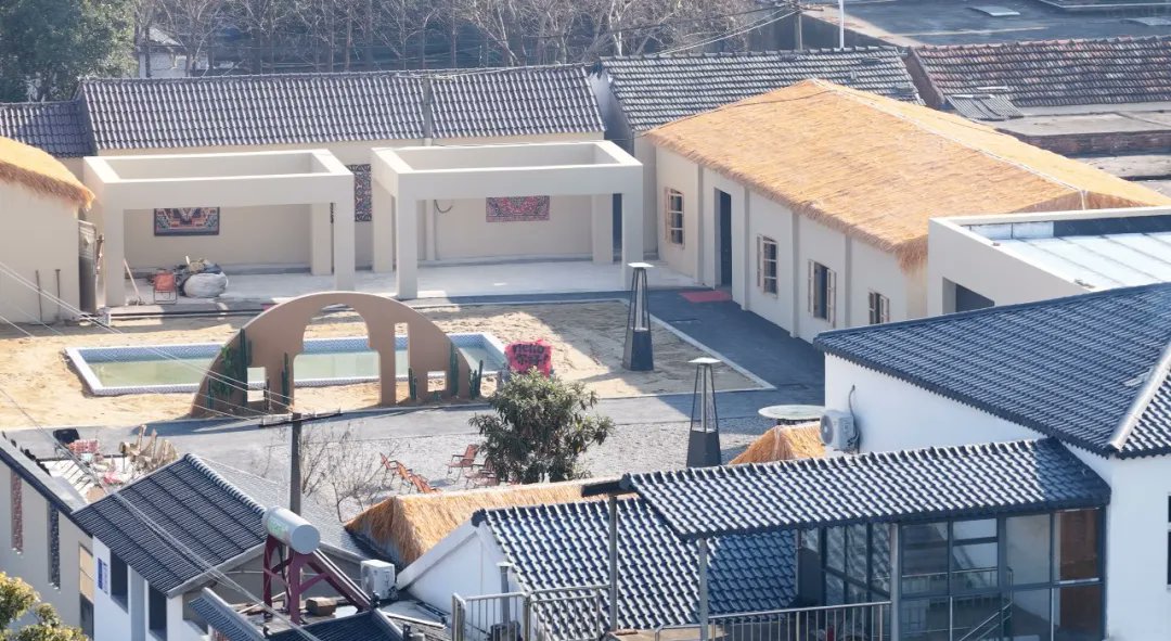HelloWuhu's tweet photo. Taying Linlin Village, a youthful village in #HelloWuhu, brings new life to traditional Anhui-style architecture. White walls and dark-tiled roofs surround transformed farmhouses that now serve as cafes, restaurants, and community spaces.
#TravelChina #Rural #AnhuiStyle https://t.co/0h8pwMrMqa
