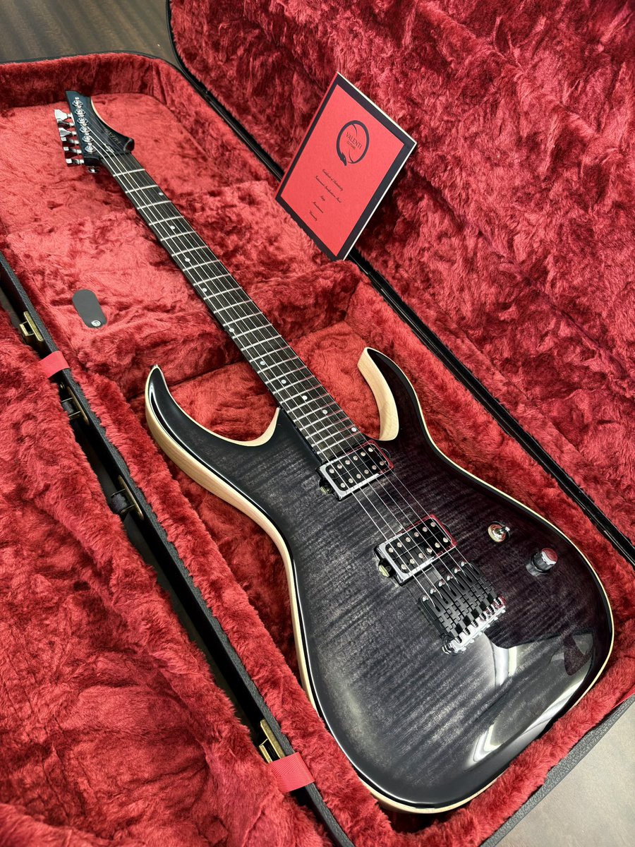 moto_bass_vo's tweet photo. #むぅまる機材紹介
#MNG
Valenti Guitars - Callisto Carved -
Workshop ExDemo 

イタリア至高のハイエンドブランド「ヴァレンティ」のディンキータイプデモ機です( ꒪﹃ ꒪)前に買ったエクスプローラーが良すぎたので勢いでディンキータイプも購入！かっこいい！

見た目は普通ですがスペックが鬼です
モダンメタルをやる為のスペックかも知れませぬ。。

-Lightweight Swamp Ash Body
-AAA Grade Carved Flamed Maple Top
-Flamed Maple Quartersawn Neck with Carbon
Fibre Reinforcements
-Ebony Fretboard
-Hannes Bridge
-Hispshot Locking Tuners
-Valenti Custom Pickups
-3 way Toggle switch, Master Volume with Coilsplit

そしてこのギター職人達の動画
https://t.co/8bHFuWeHPu
やばいです。。( ꒪﹃ ꒪)素晴らしい。。誰もがヴァレンティを欲しくなる。。

そして無料でリフィニッシュしてもらって新品同様になりました。。( ꒪﹃ ꒪)にやり