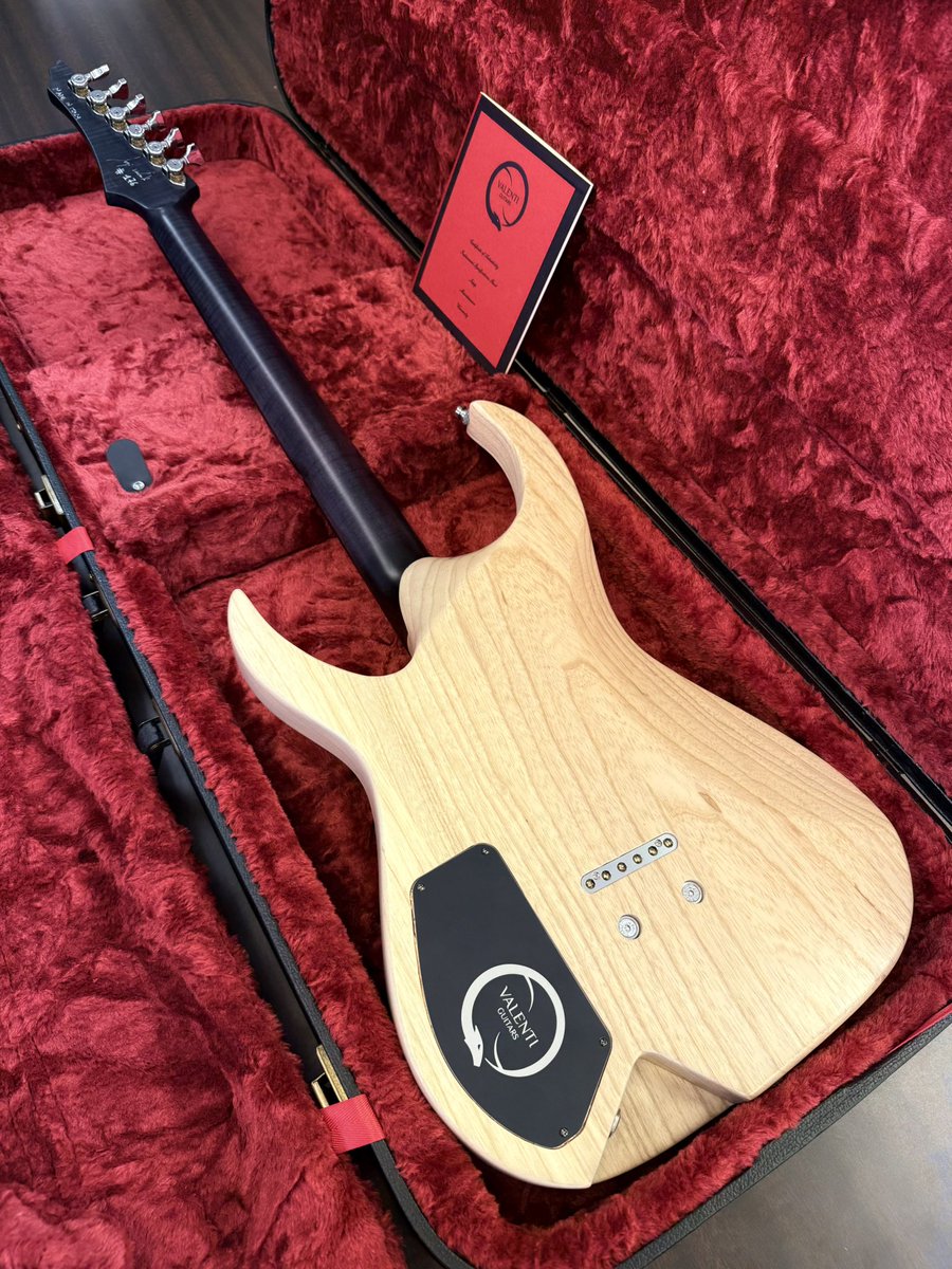 moto_bass_vo's tweet photo. #むぅまる機材紹介
#MNG
Valenti Guitars - Callisto Carved -
Workshop ExDemo 

イタリア至高のハイエンドブランド「ヴァレンティ」のディンキータイプデモ機です( ꒪﹃ ꒪)前に買ったエクスプローラーが良すぎたので勢いでディンキータイプも購入！かっこいい！

見た目は普通ですがスペックが鬼です
モダンメタルをやる為のスペックかも知れませぬ。。

-Lightweight Swamp Ash Body
-AAA Grade Carved Flamed Maple Top
-Flamed Maple Quartersawn Neck with Carbon
Fibre Reinforcements
-Ebony Fretboard
-Hannes Bridge
-Hispshot Locking Tuners
-Valenti Custom Pickups
-3 way Toggle switch, Master Volume with Coilsplit

そしてこのギター職人達の動画
https://t.co/8bHFuWeHPu
やばいです。。( ꒪﹃ ꒪)素晴らしい。。誰もがヴァレンティを欲しくなる。。

そして無料でリフィニッシュしてもらって新品同様になりました。。( ꒪﹃ ꒪)にやり